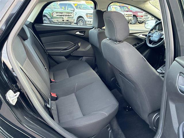 Certified 2018 Ford Focus SE w/ SE Appearance Package image 10