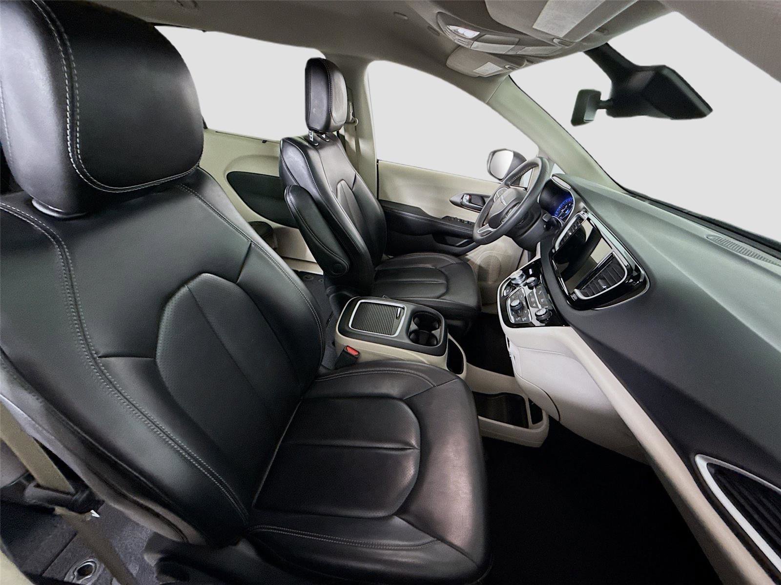 Used 2023 Chrysler Pacifica Touring-L image 21