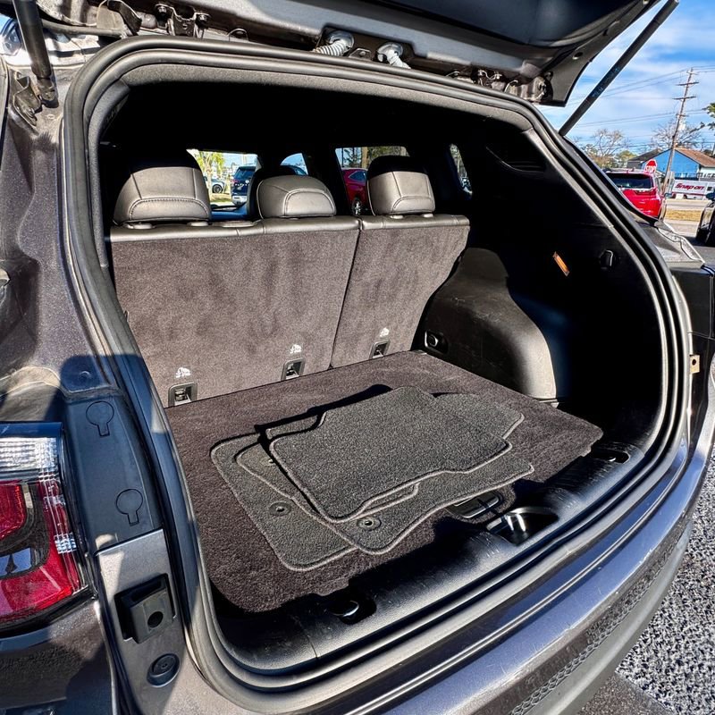 Used 2023 Jeep Compass Latitude image 9