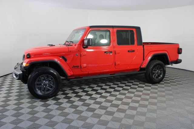 Used 2024 Jeep Gladiator Sport image 2
