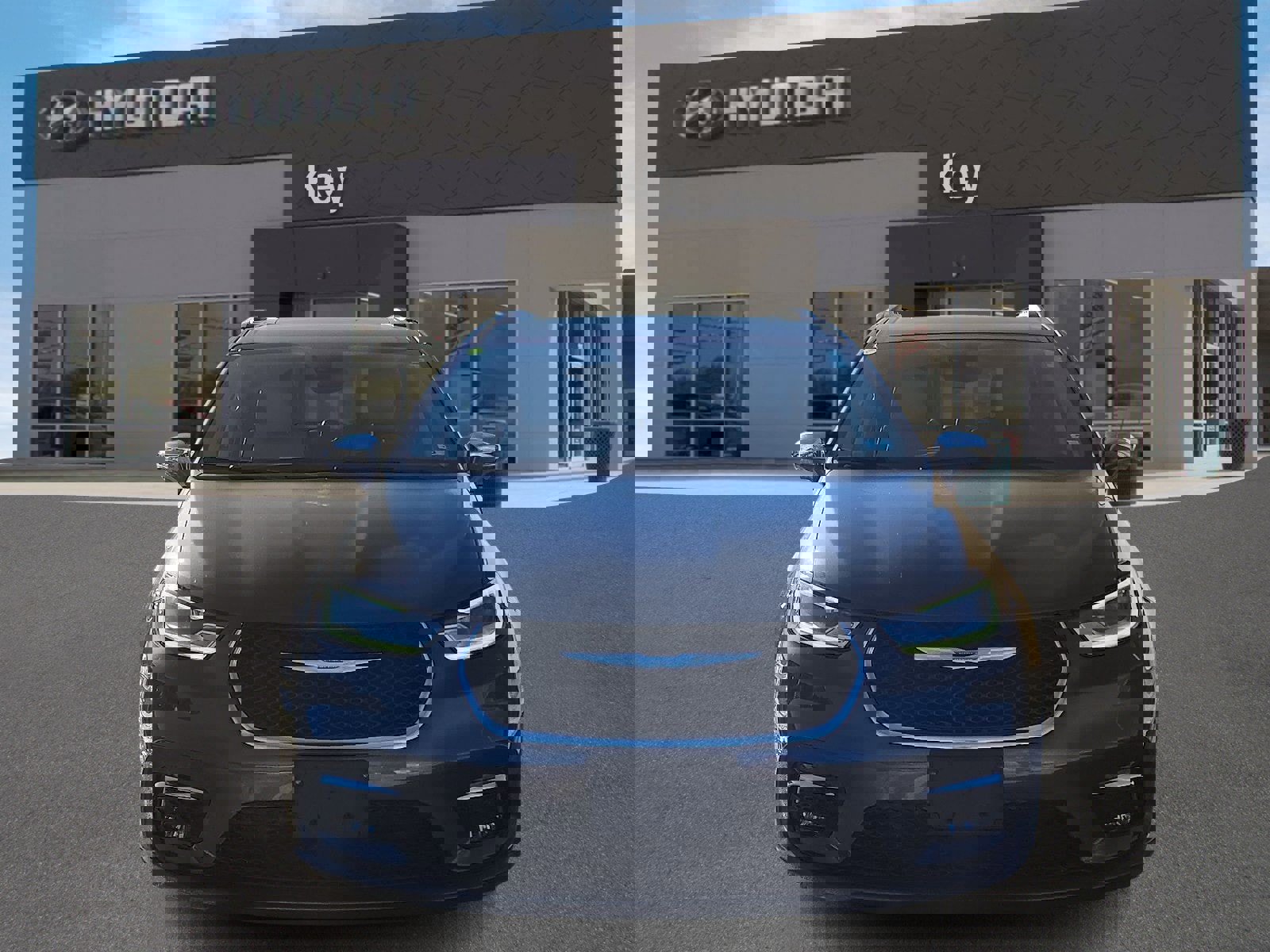 Used 2021 Chrysler Pacifica Limited w/ Uconnect Theater Family Group image 8