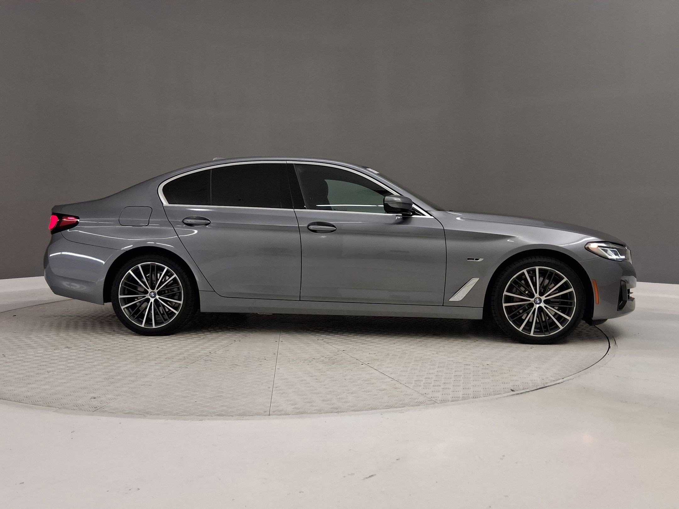 Certified 2023 BMW 530e w/ Convenience Package image 6