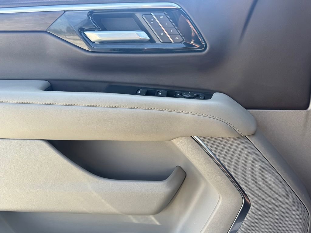 Used 2025 Chevrolet Suburban LT image 18
