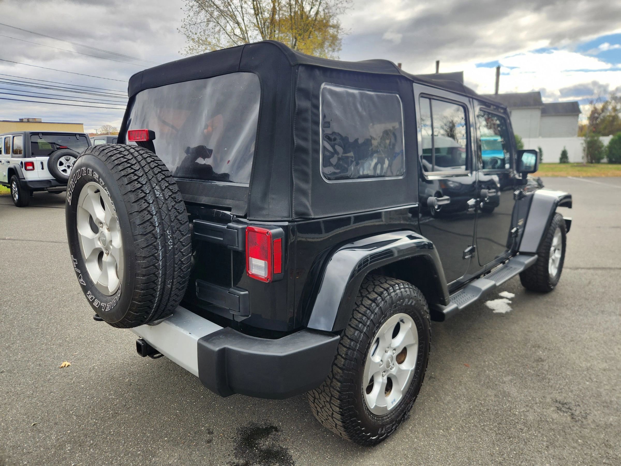 Used 2015 Jeep Wrangler Unlimited Sahara w/ Connectivity Group image 14