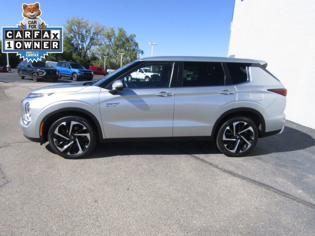 Used 2023 Mitsubishi Outlander SE image 2