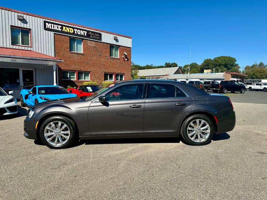 Used 2017 Chrysler 300 Limited w/ Value Package image 5