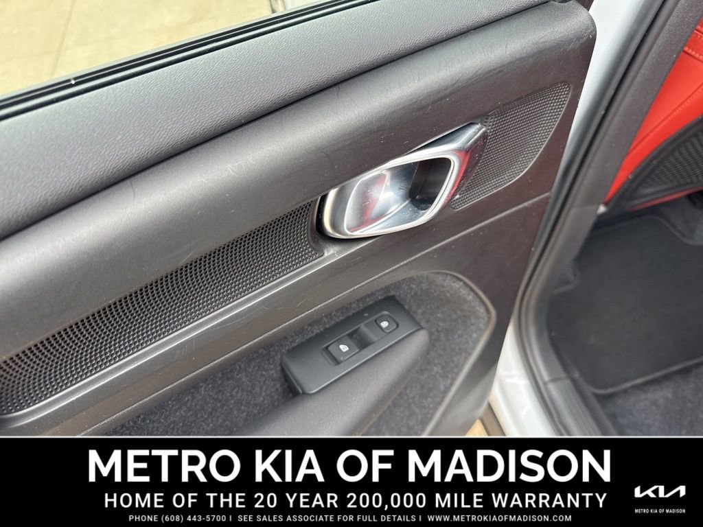 Used 2020 Volvo XC40 T5 Momentum image 22