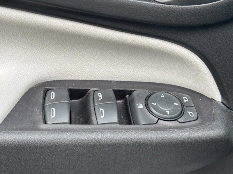 Used 2022 Chevrolet Equinox LS image 16