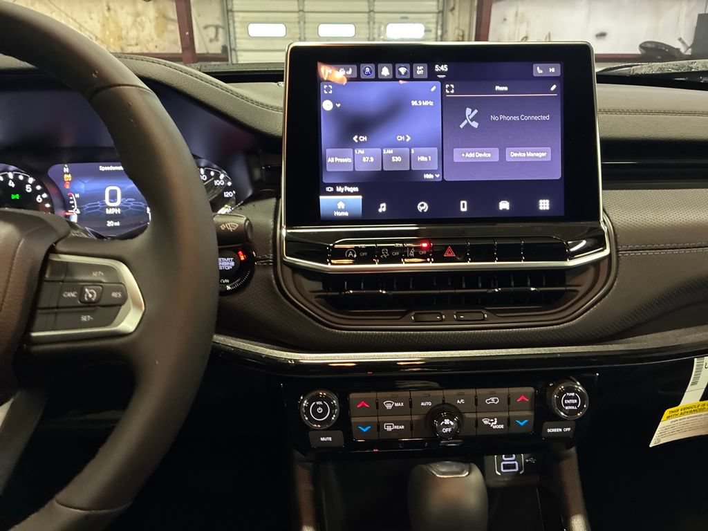 New 2025 Jeep Compass Latitude w/ Sun & Sound Group AWD/4WD image 18