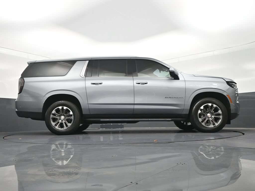 Used 2025 Chevrolet Suburban LT w/ Comfort Package RWD image 30