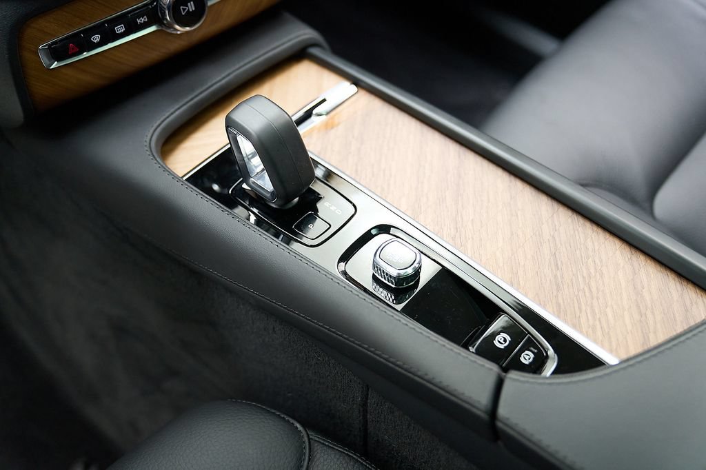 Certified 2024 Volvo XC90 B6 Plus w/ Protection Package Premier AWD/4WD image 17