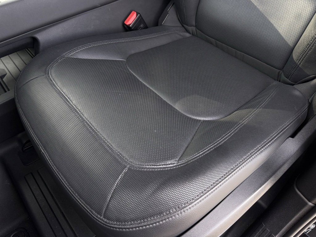 Used 2024 Land Rover Defender 130 X-Dynamic SE image 24