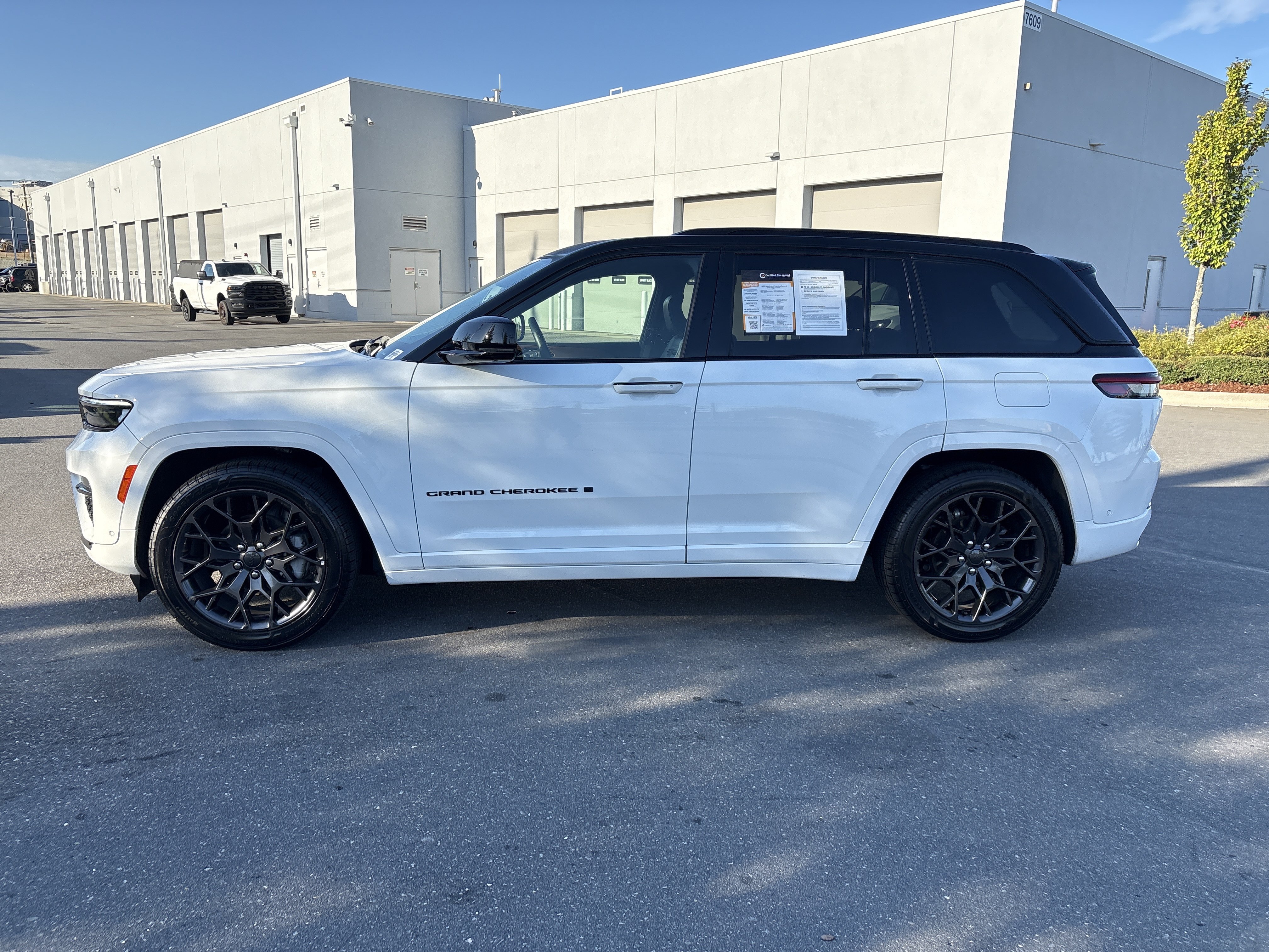 Used 2025 Jeep Grand Cherokee Summit w/ Obsidian Package AWD/4WD image 6