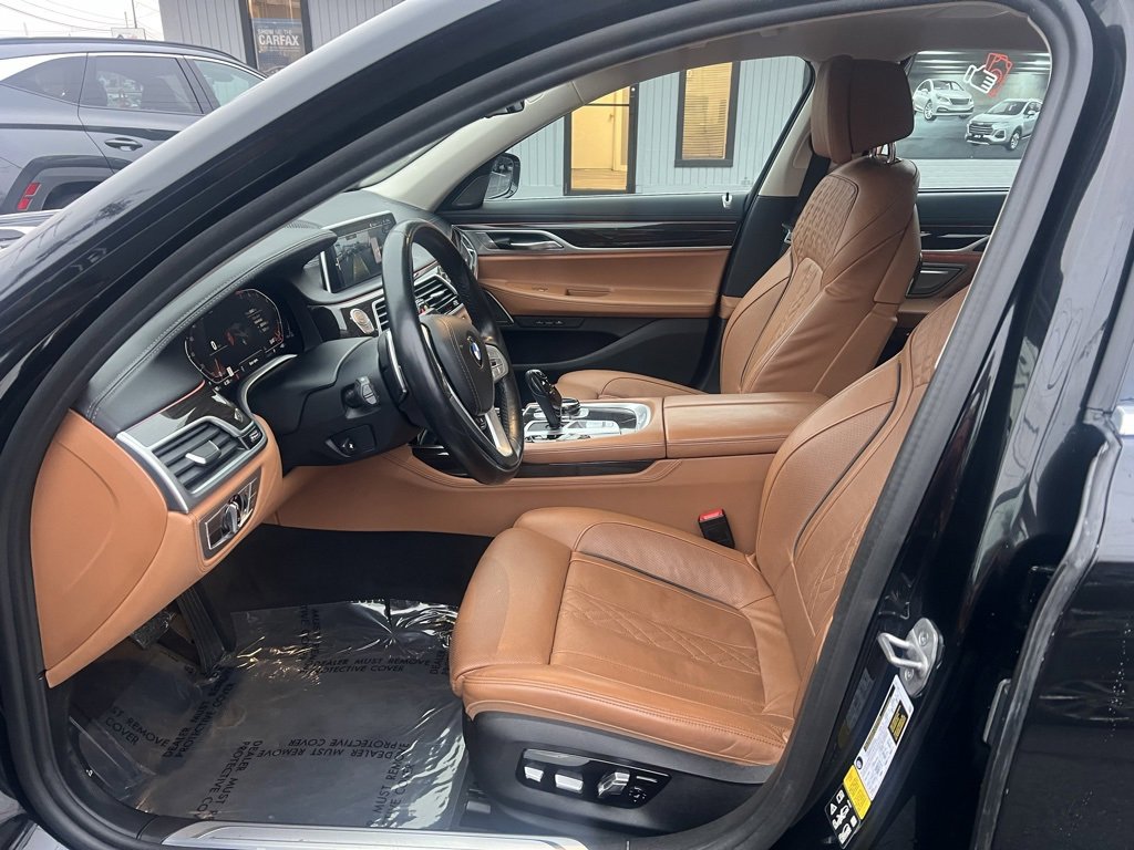 Used 2022 BMW 740i xDrive w/ Luxury Rear Seating Package image 9