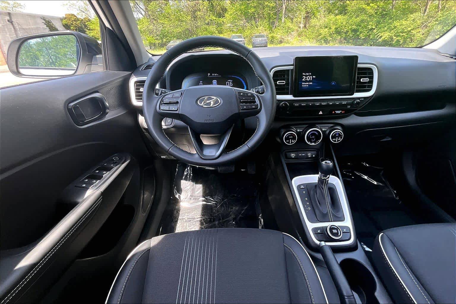 Used 2025 Hyundai Venue Limited FWD image 6