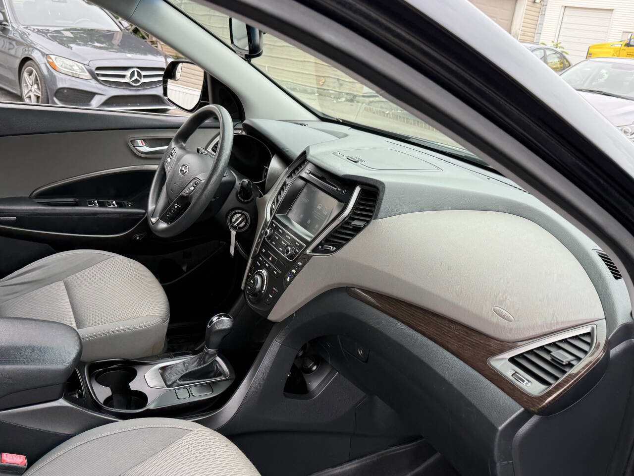 Used 2017 Hyundai Santa Fe SE AWD/4WD image 16