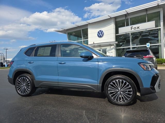 Used 2025 Volkswagen Taos SE FWD image 1