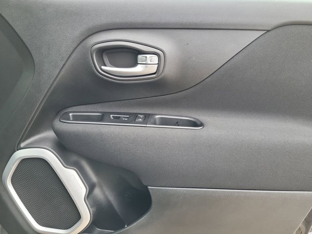 Used 2020 Jeep Renegade Latitude w/ Cold Weather Group image 18