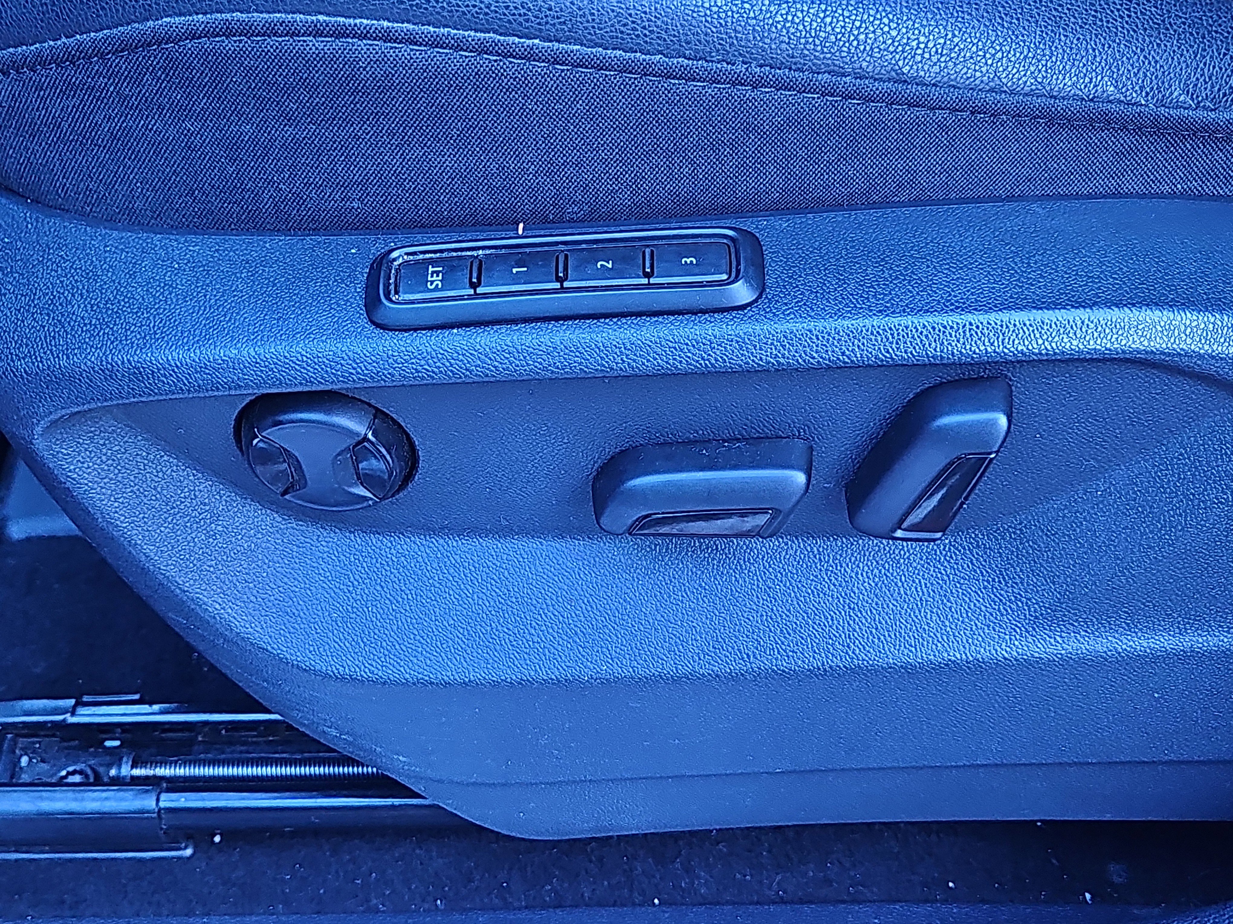 Used 2019 Volkswagen Tiguan SEL Premium image 18