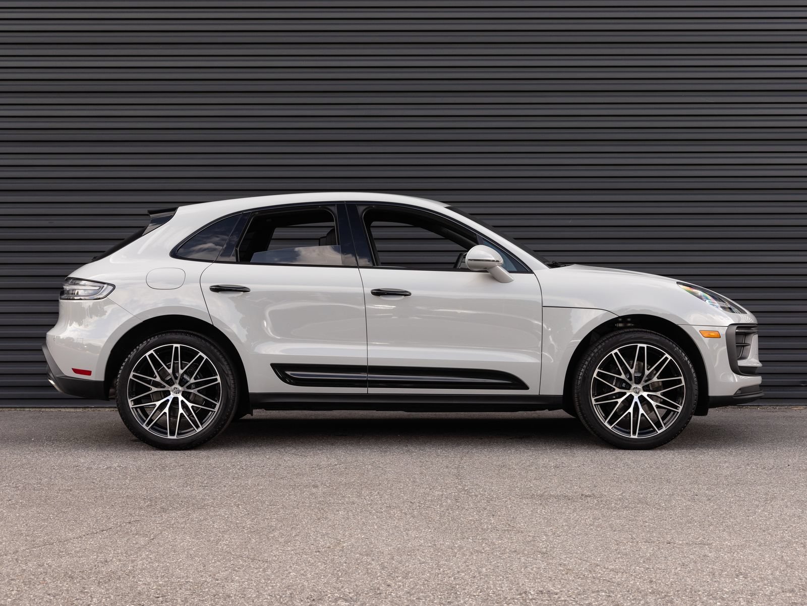 New 2025 Porsche Macan AWD/4WD image 8