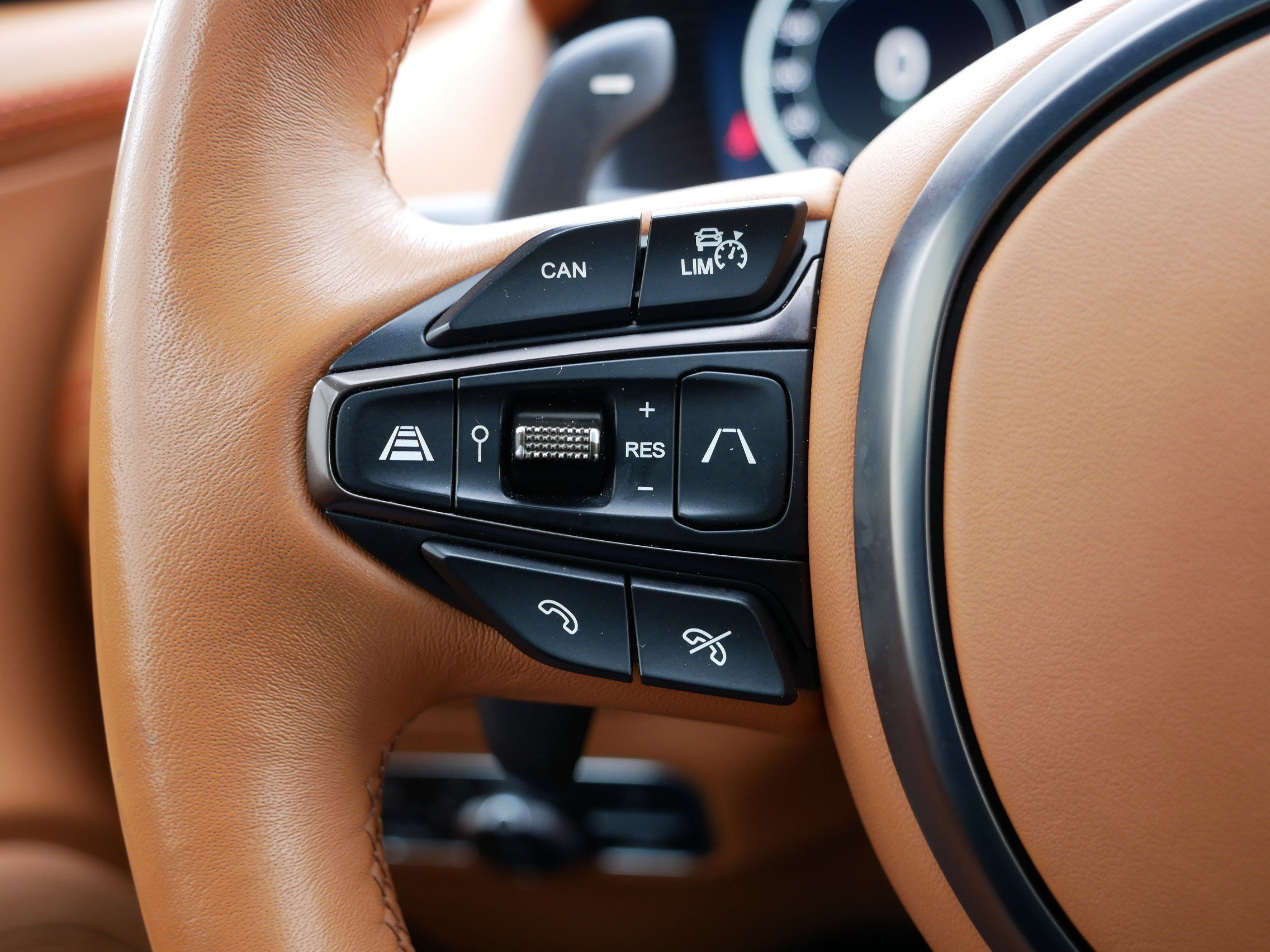 Used 2022 Aston Martin DBX image 31