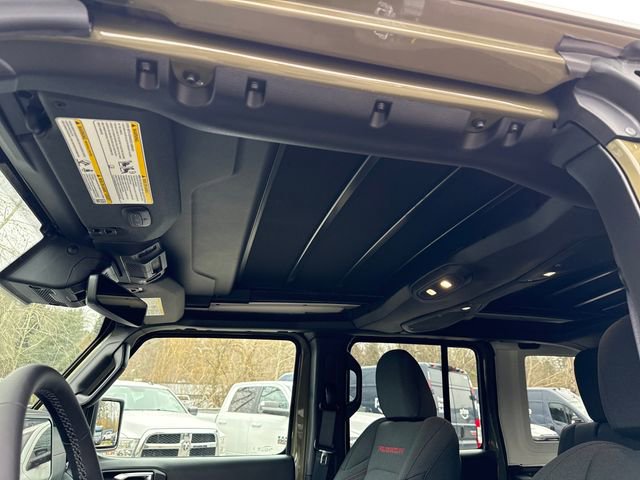 Used 2025 Jeep Wrangler Unlimited Rubicon w/ Technology Group image 27