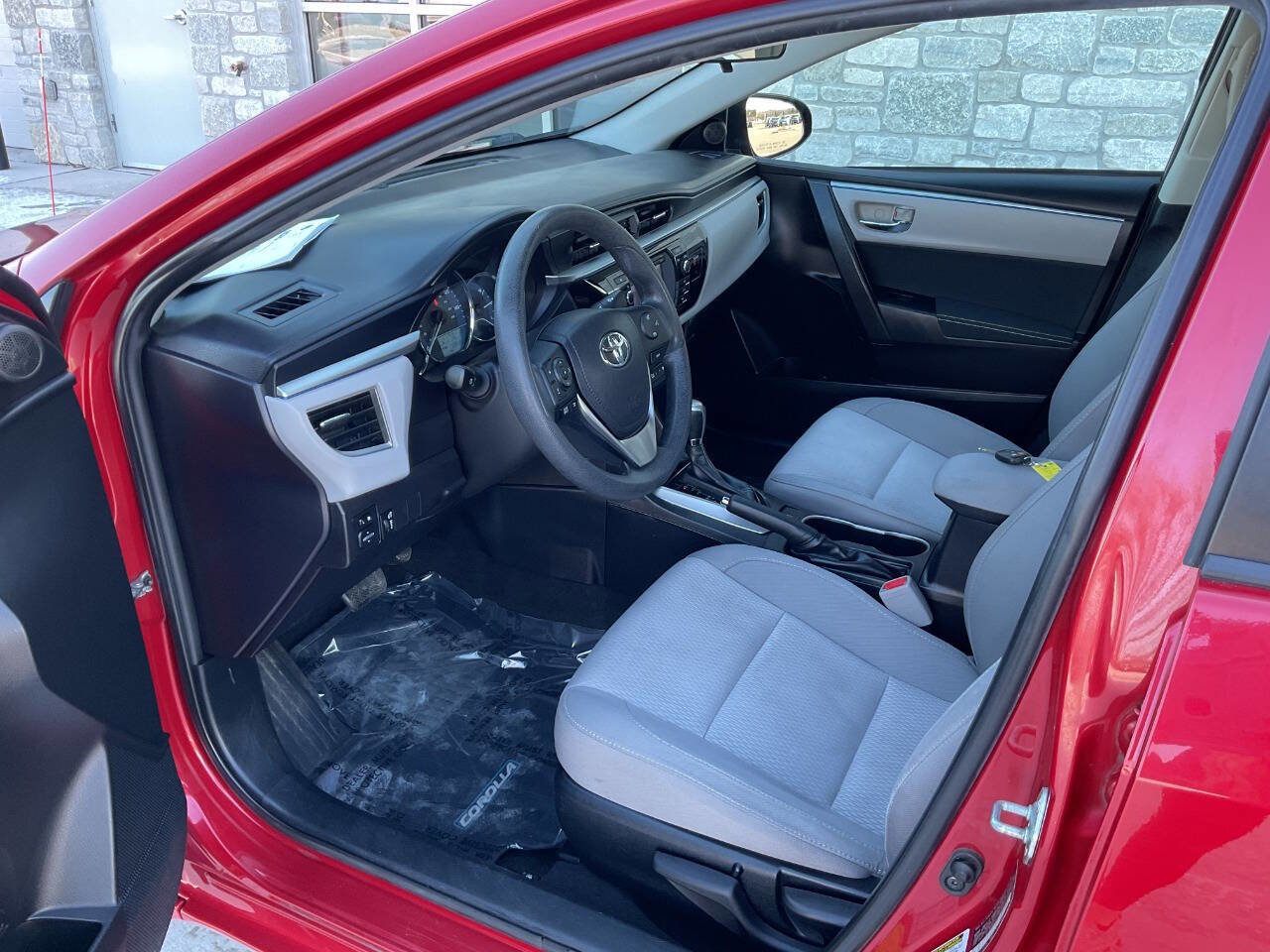 Used 2015 Toyota Corolla LE image 14