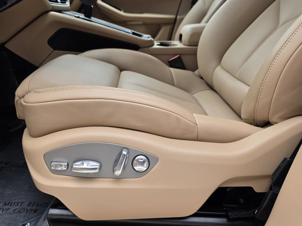 Certified 2026 Porsche Macan AWD/4WD image 15