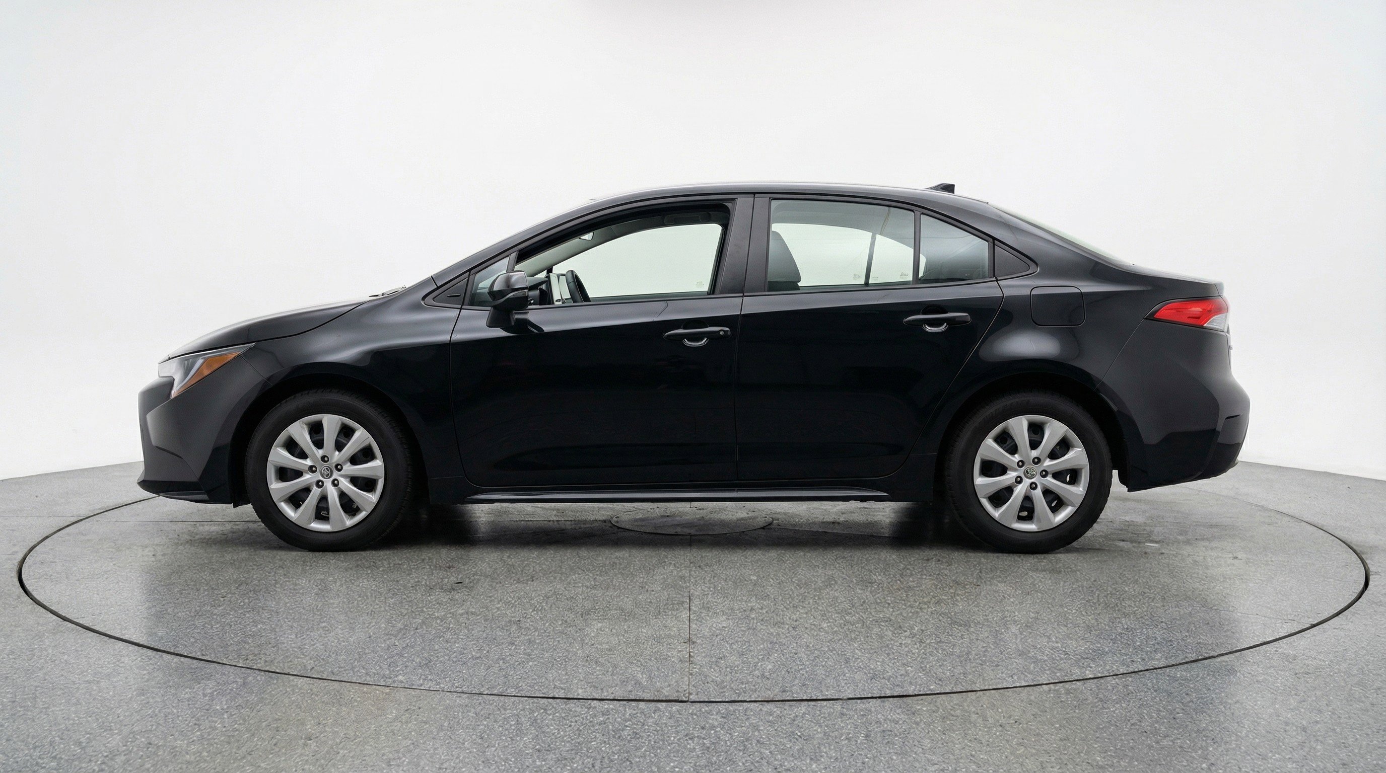 Used 2025 Toyota Corolla LE image 5