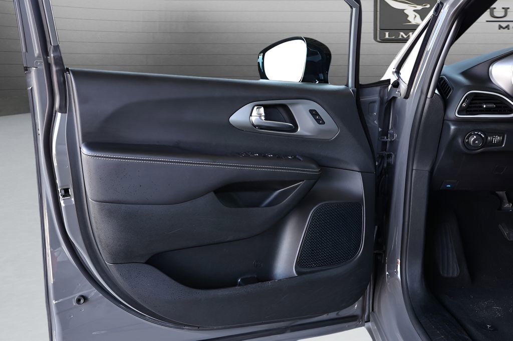 Used 2025 Chrysler Pacifica Select image 39