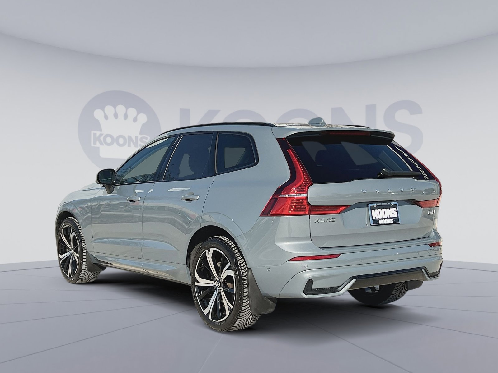 Certified 2023 Volvo XC60 B6 Ultimate w/ Climate Package image 4