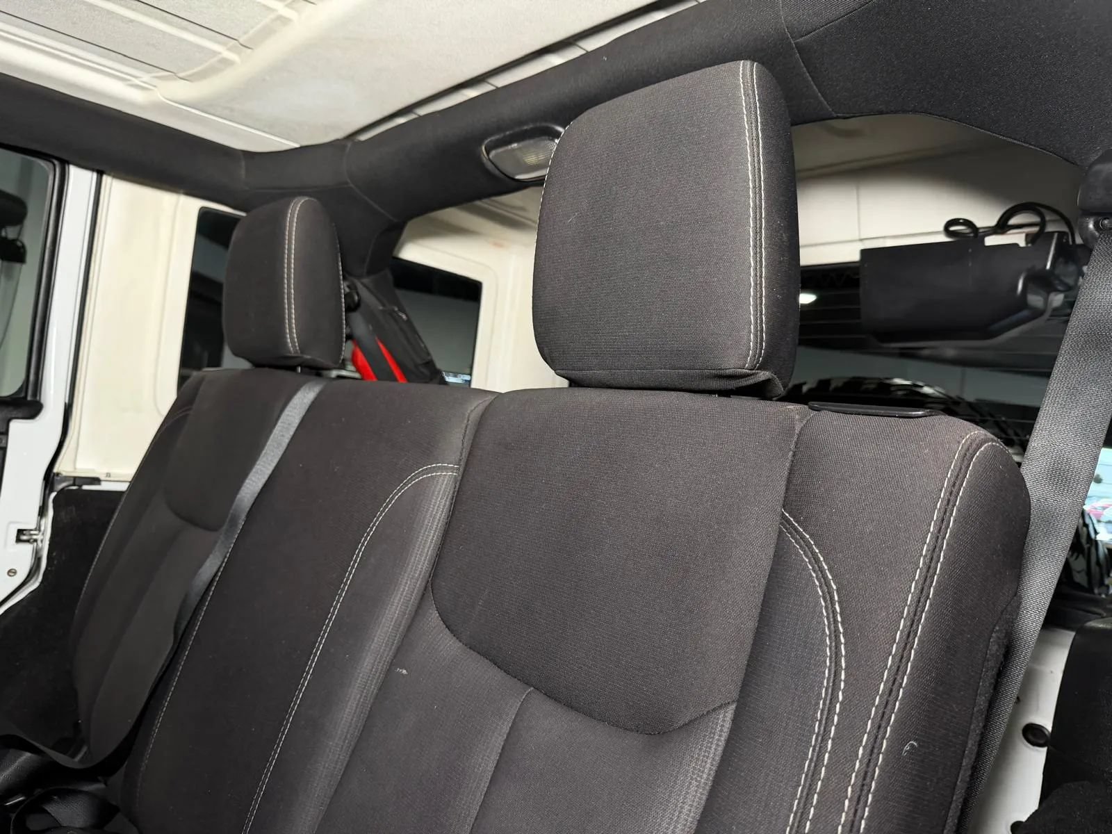 Used 2015 Jeep Wrangler Unlimited Rubicon w/ Connectivity Group AWD/4WD image 20