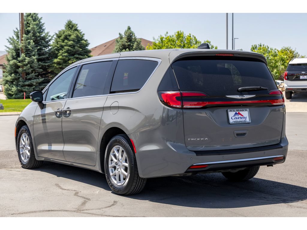 Used 2024 Chrysler Pacifica Touring FWD image 5