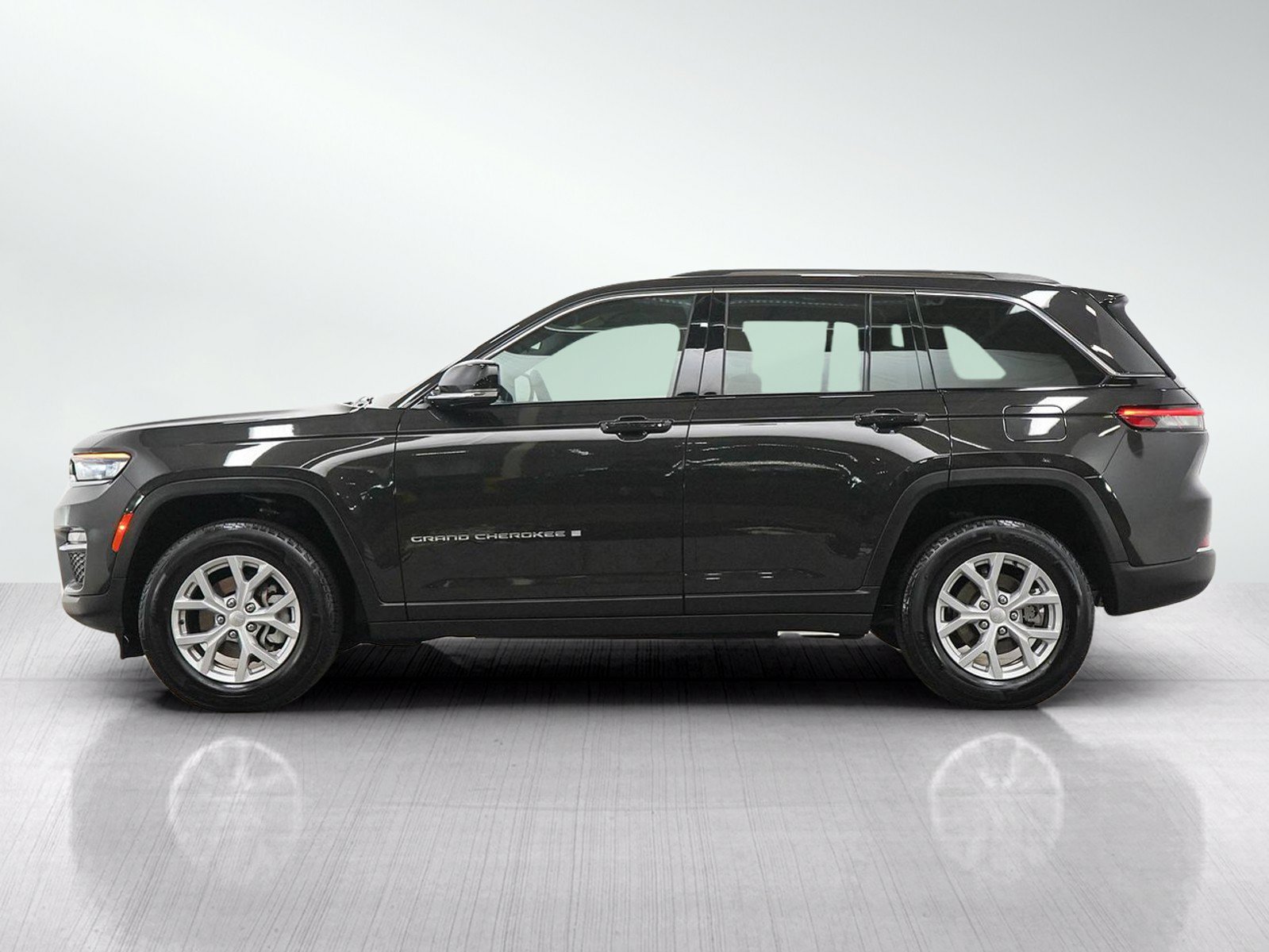 Used 2023 Jeep Grand Cherokee Limited AWD/4WD image 2