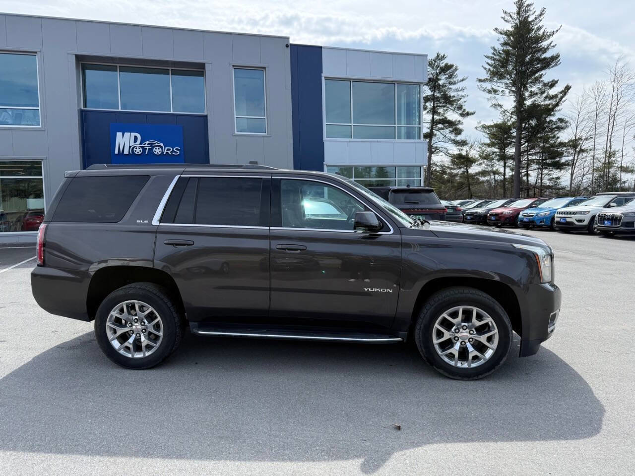 Used 2017 GMC Yukon SLE w/ SLE Value Package AWD/4WD image 5