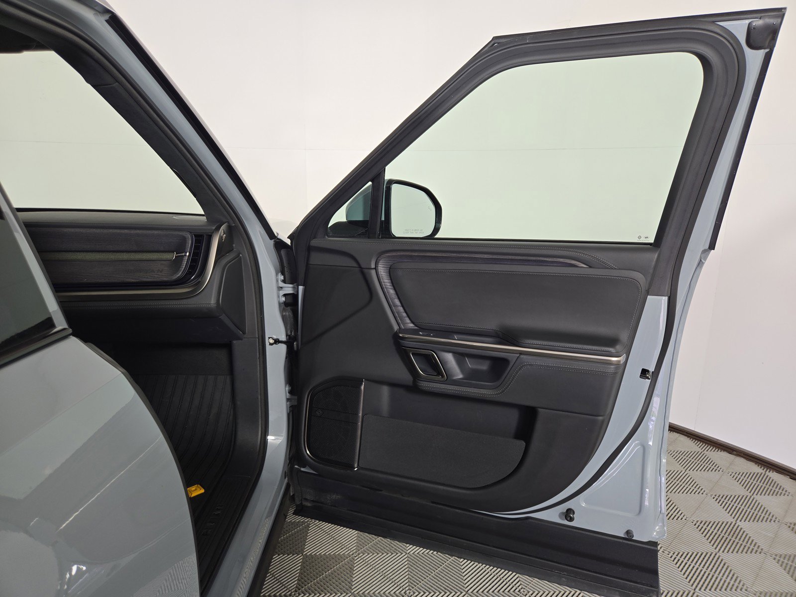 Used 2024 Rivian R1S Adventure AWD/4WD image 18