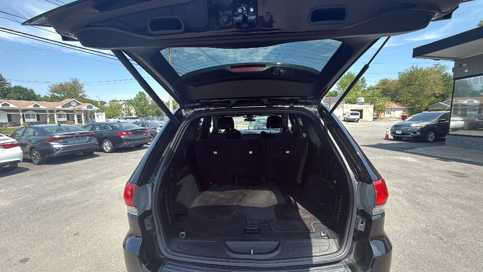 Used 2018 Jeep Grand Cherokee Laredo AWD/4WD image 9