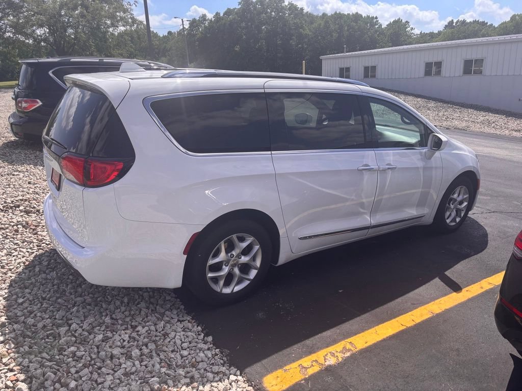 Used 2020 Chrysler Pacifica Touring-L FWD image 4