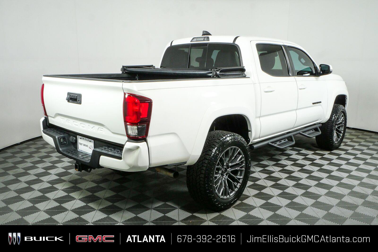 Used 2022 Toyota Tacoma SR5 w/ Technology Package RWD image 3