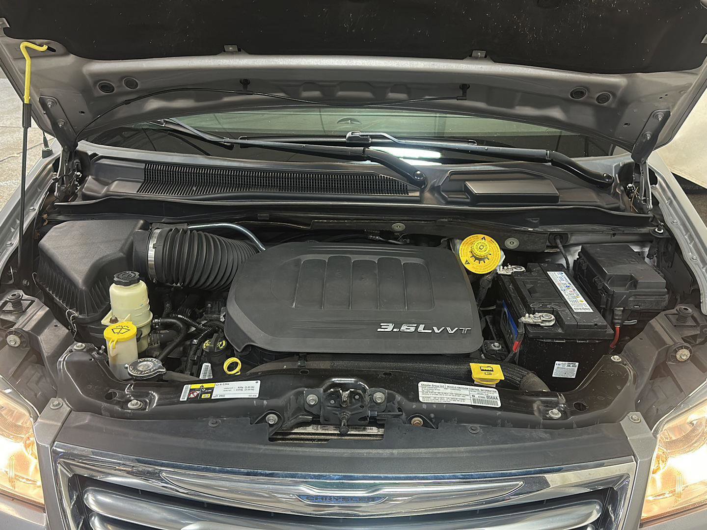 Used 2014 Chrysler Town & Country Touring-L w/ Driver Convenience Group image 14