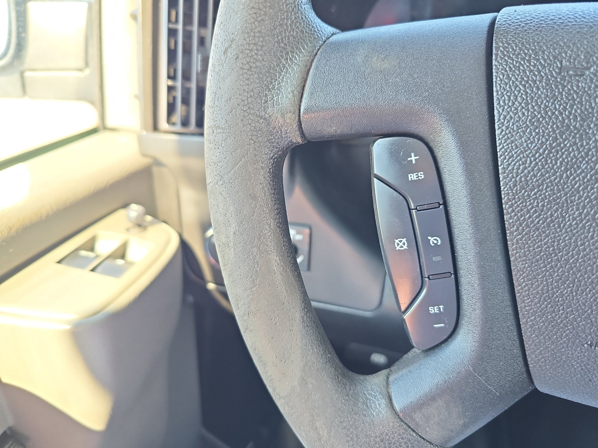 Used 2018 Chevrolet Express 2500 w/ Driver Convenience Package RWD image 22