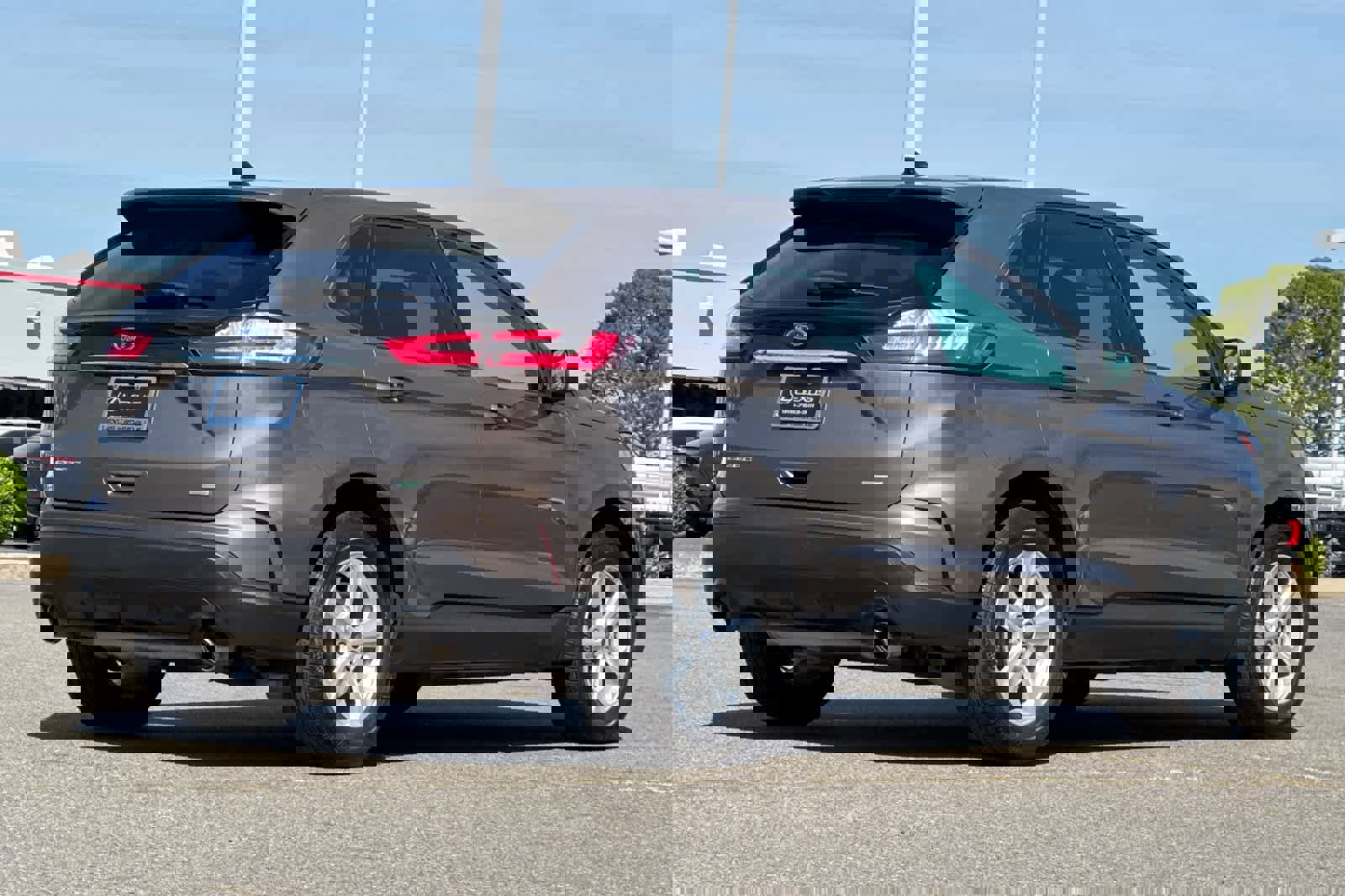 Used 2019 Ford Edge SE image 2