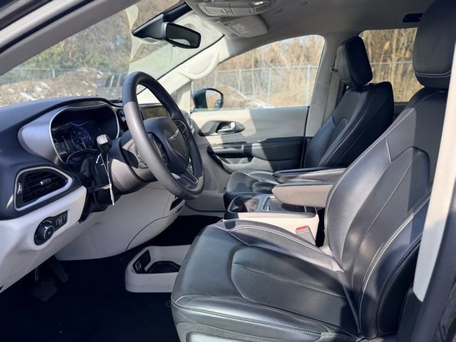 Used 2023 Chrysler Pacifica Touring-L image 5