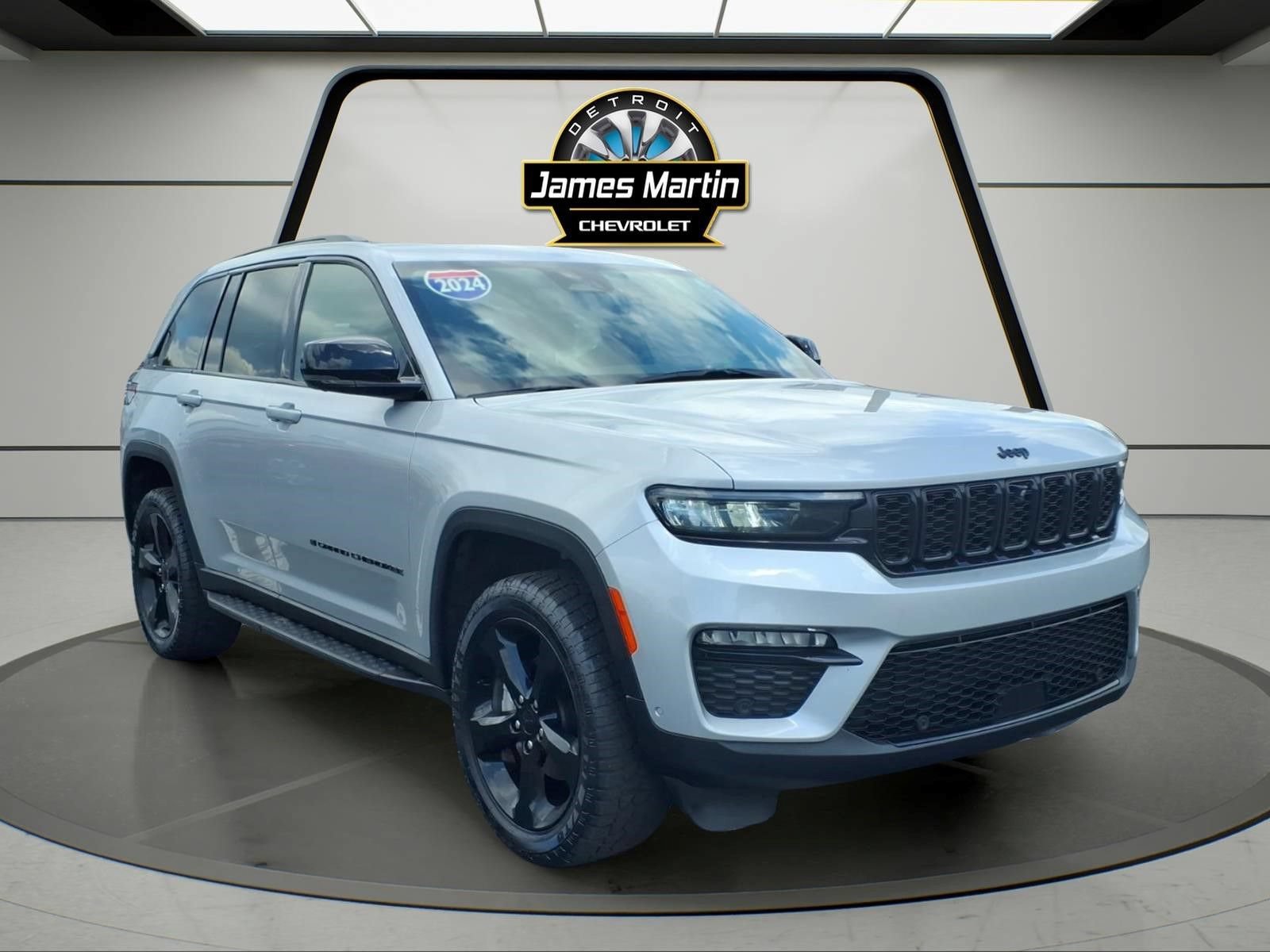 Used 2024 Jeep Grand Cherokee Limited w/ Luxury Tech Group II AWD/4WD image 3
