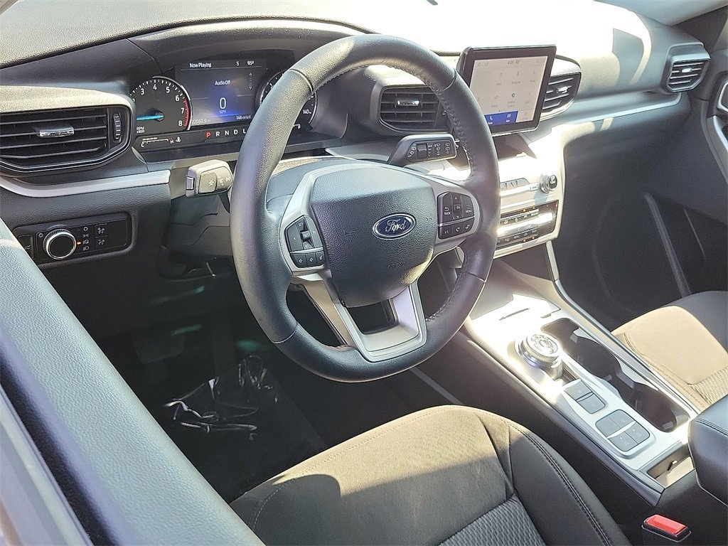 Used 2023 Ford Explorer XLT image 2