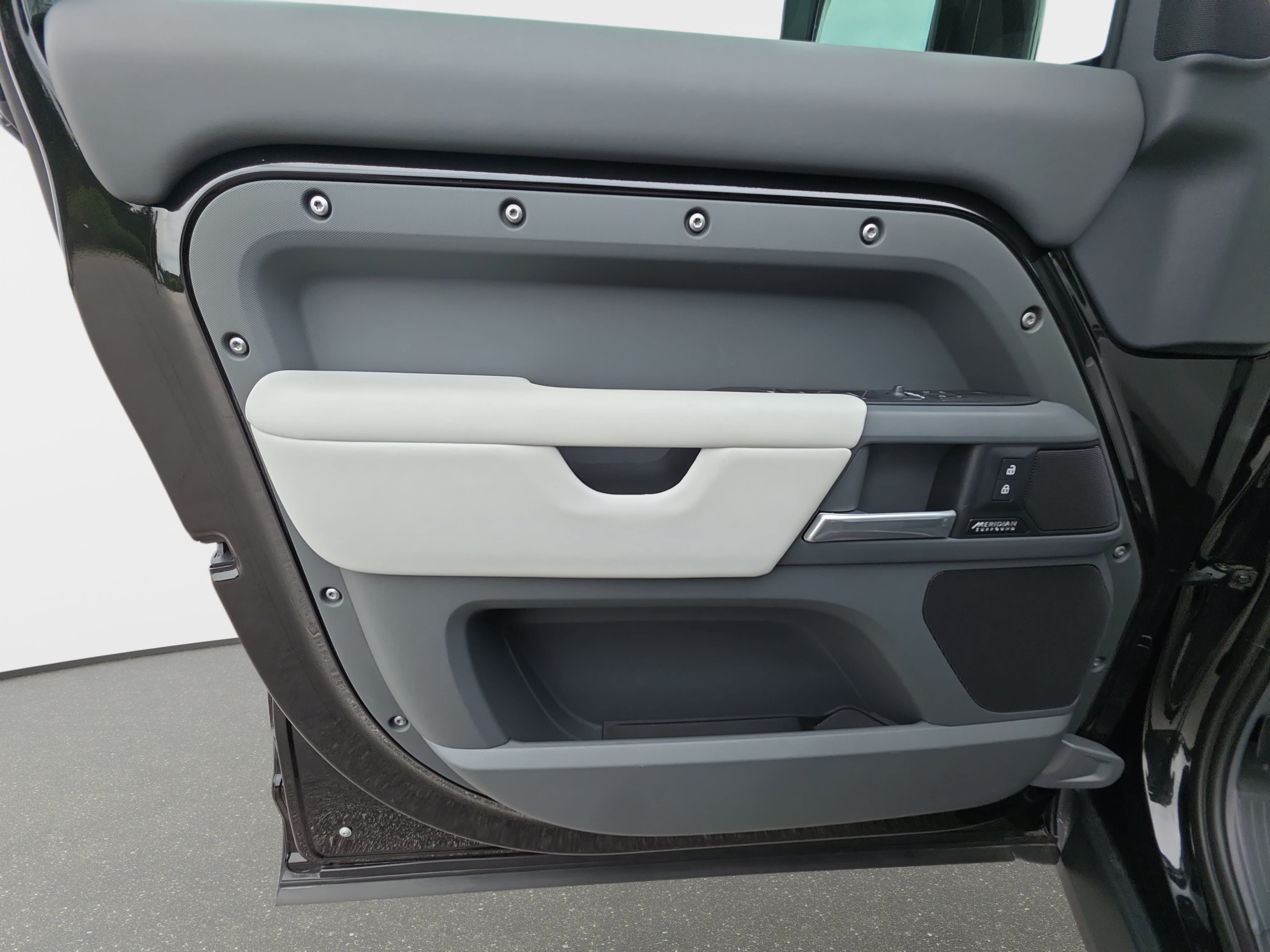 Certified 2025 Land Rover Defender 130 X-Dynamic SE AWD/4WD image 28