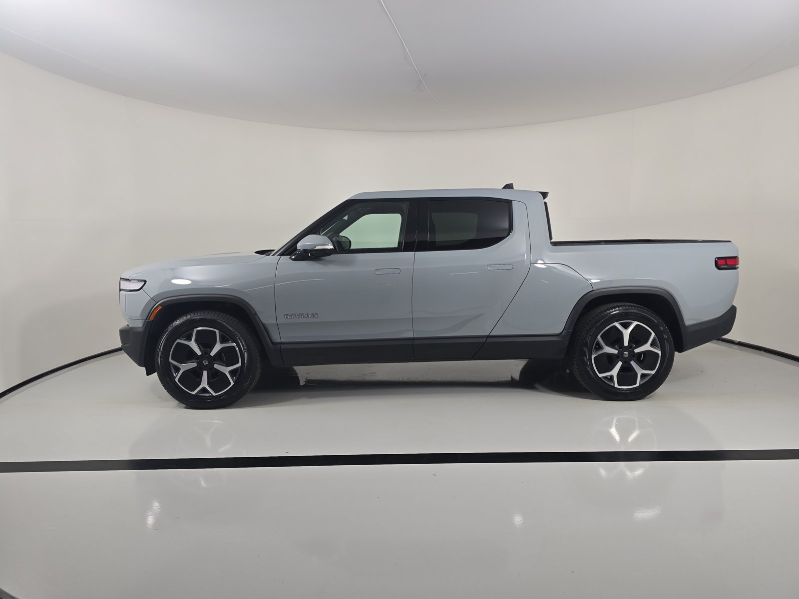Used 2024 Rivian R1T Adventure Dual AWD/4WD image 2