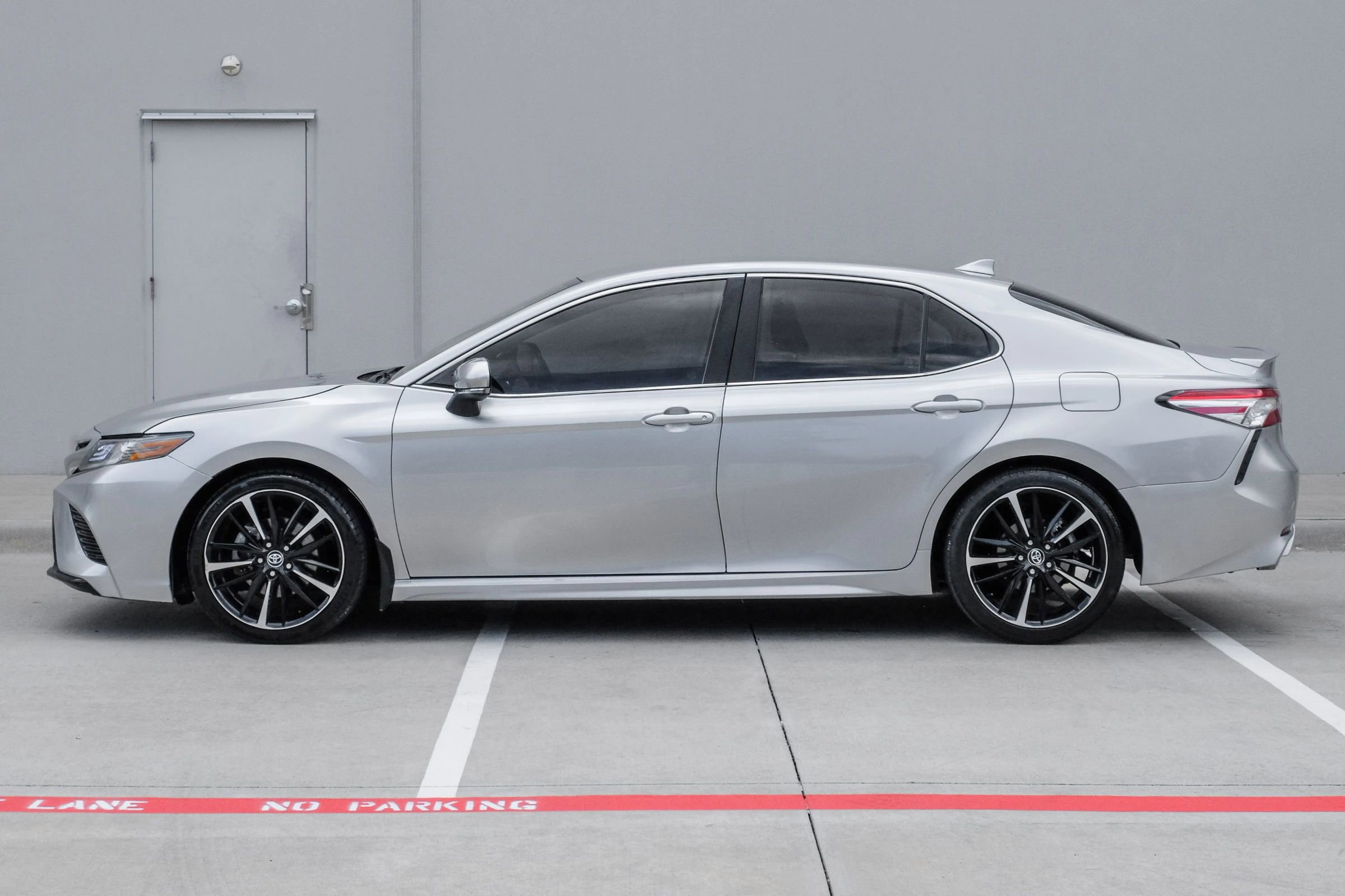 Used 2020 Toyota Camry XSE FWD image 10