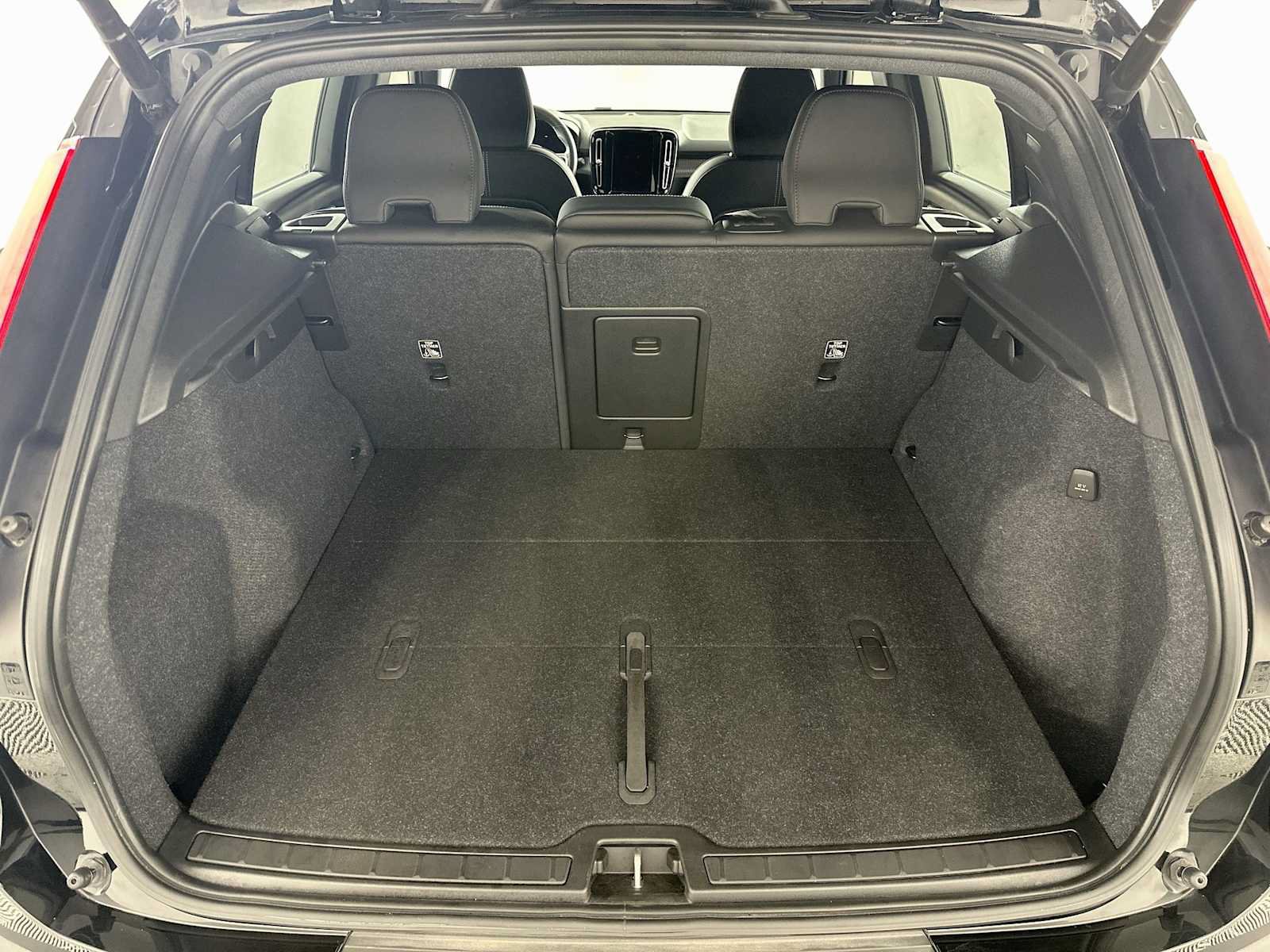 Used 2022 Volvo XC40 P8 Recharge Plus AWD/4WD image 25
