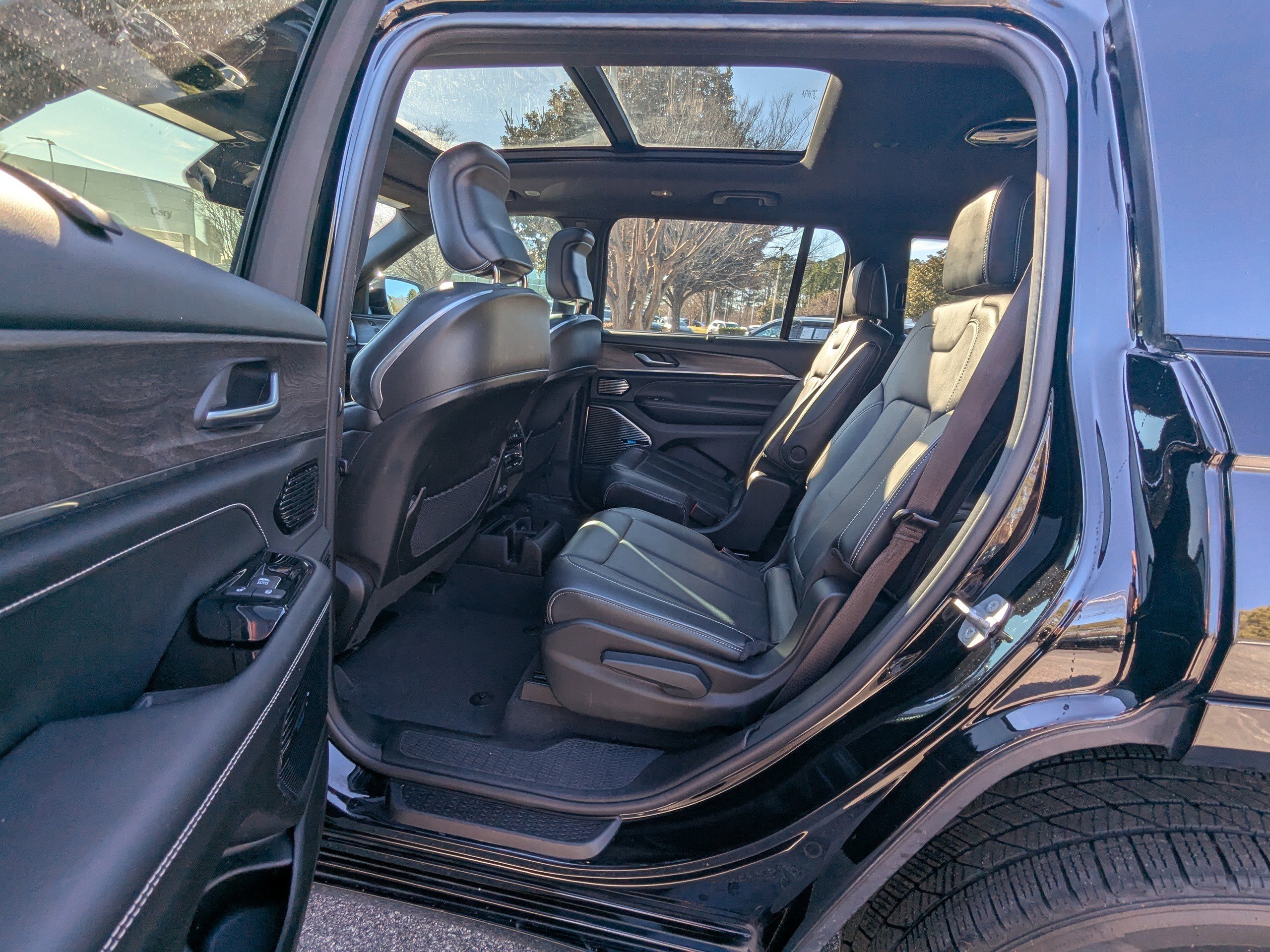 Used 2021 Jeep Grand Cherokee L Overland w/ Advanced Protech Group III image 11